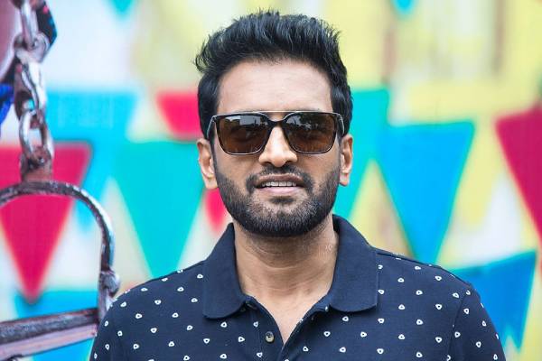 சந்தானத்திடம் பெண் குரலில் பேசி ஏமாற்றிய டாப் நடிகர். யார் தெரியுமா? | Actor Vijay Pranked Santhanam