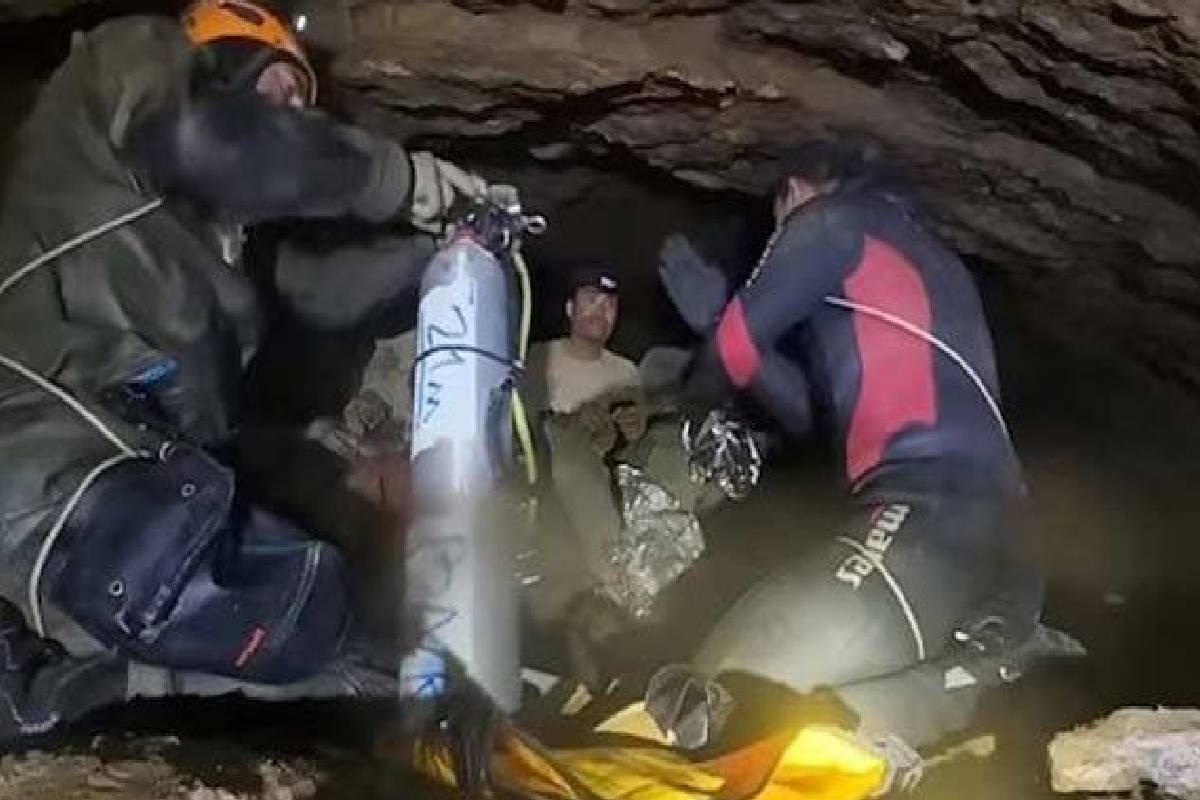 1000 அடி ஆழமான குகைக்குள் சிக்கியவர்களில் நால்வர் மீட்பு | Four People Trapped In 1000 Foot Deep Cave Rescued