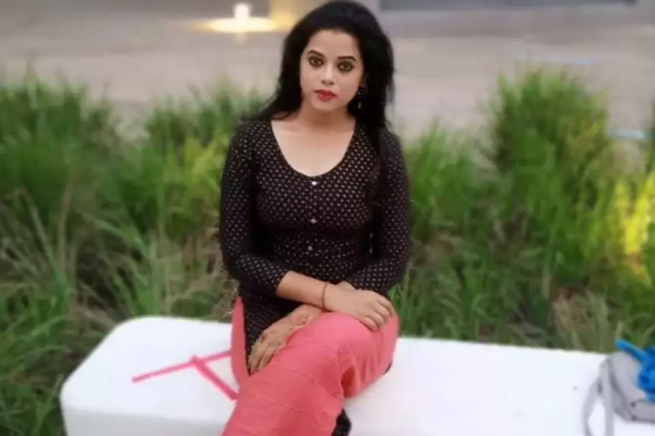 காதலருடன் ஒரே வீட்டில் வாழ்ந்த பிரபல நடிகை! தூக்கில் தொங்கிய நிலையில் சடலமாக மீட்பு | Rashmi Rekha Suicide Hanging In Tamil