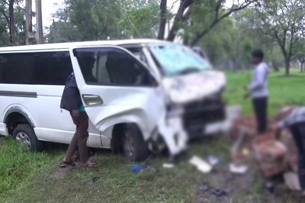 டி20 போட்டியைக் காண சென்ற குழு விபத்தில் சிக்கியது.. ஐவர் படுகாயம் | Group Went Sri Lanka Pakistan T20 Accidented