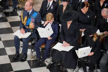 ராணியாரின் இறுதிச்சடங்கு: மொத்த தேசத்தின் இதயங்களையும் தன்வசப்படுத்திய குட்டி இளவரசர்