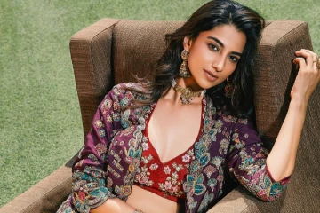 மீனாட்சி சவுத்ரியா இது.. அட்டைப்படத்திற்கு வேற லெவல் போட்டோஷூட்