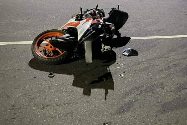 யாழில் மோட்டார் சைக்கிளை வீதியில் போட்டு உடைத்த கும்பல்! சி.சி.ரிவியில் சிக்கிய காட்சி | Jaffa Bike Attack Rowdy Gang Cctv Police யாழில் மோட்டார் சைக்கிளை வீதியில் போட்டு உடைத்த கும்பல்! சி.சி.ரிவியில் சிக்கிய காட்சி | Jaffa Bike Attack Rowdy Gang Cctv Police