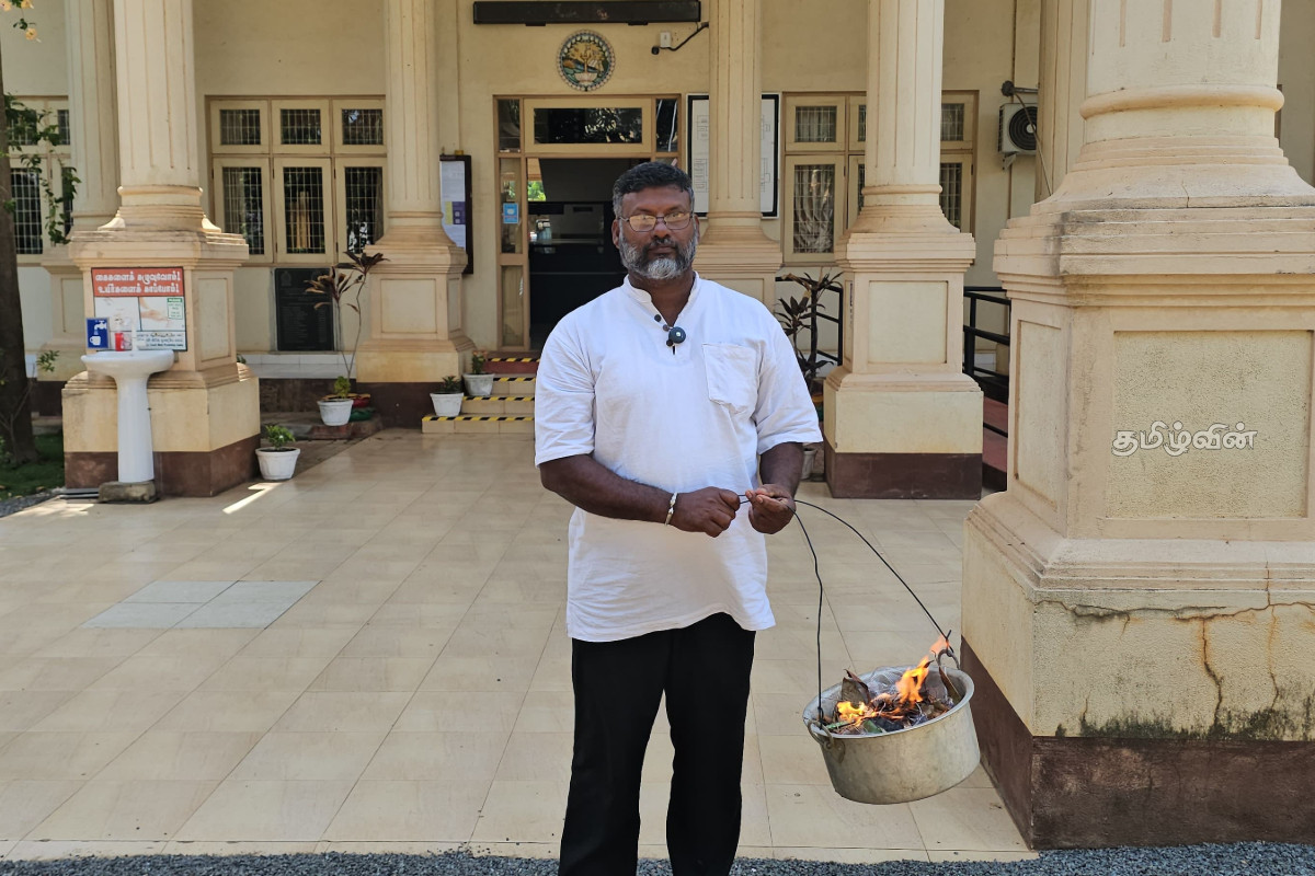 மானிப்பாய் சபைக்கு தீச்சட்டியுடன் வந்த உறுப்பினரால் பரபரப்பு.. | Member Arriving Manipay Council Carrying Fire Pot மானிப்பாய் சபைக்கு தீச்சட்டியுடன் வந்த உறுப்பினரால் பரபரப்பு.. | Member Arriving Manipay Council Carrying Fire Pot