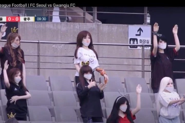 பெண் பொம்மைகளால் உருவான சர்ச்சை: கவலையில் கால்பந்து ரசிகர்கள்!