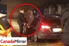 காபி குடிக்கச் சென்ற பெண்ணை லாக் டவுனை மீறியதாக கைதுசெய்த பொலிஸார்