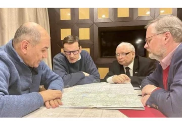 அச்சுறுத்தலுக்கு மத்தியில் உக்ரைன் அதிபர் ஸெலென்ஸ்கியை 3 நாட்டு பிரதமர்கள் சந்தித்தனர்