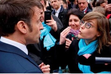 பிரான்ஸ் ஜனாதிபதி மேக்ரானை ராஜினாமா செய்யக் கோரி சத்தமிட்ட மக்கள்