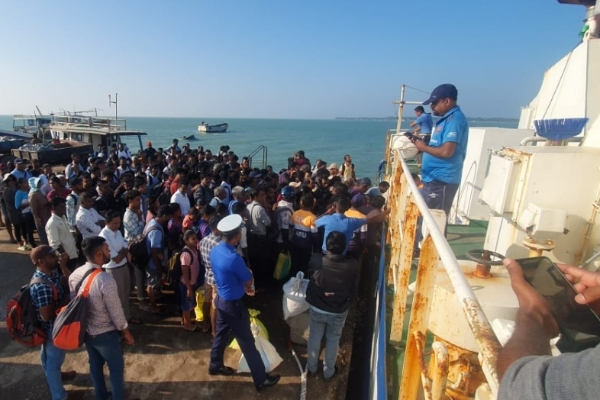 சடலத்தால் குறிகாட்டுவான் இறங்கு துறையில் குழப்பம்; சிறிதரன் எம்பியும் தவிப்பு | Corpse Caused Chaos Jaffna Kurikadduwan Jetty சடலத்தால் குறிகாட்டுவான் இறங்கு துறையில் குழப்பம்; சிறிதரன் எம்பியும் தவிப்பு | Corpse Caused Chaos Jaffna Kurikadduwan Jetty