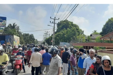 யாழிலுள்ள எரிவாயு விநியோக நிலையத்தில் முரண்பாடு: நிலைமையை கட்டுக்குள் கொண்டுவந்த பொலிஸார் (Video)