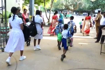 கிளிநொச்சி மாணவர்களை உதாசீனம் செய்த பேருந்துகள்; கைகொடுத்த பொலிஸ் வாகனம்!