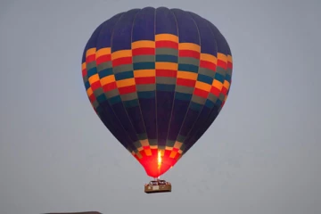 ஹாட் ஏர் பலூனில் திடீரென பரவிய தீ: நடுவானில் இருந்து குதித்த பயணிகள்:வீடியோ