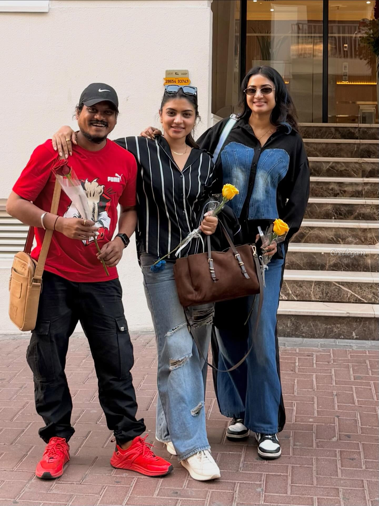 பிரபல நடிகைகள் உடன் துபாய் ட்ரிப் சென்ற நடிகர் புகழ்.. புகைப்படங்களை பாருங்க 1 Gallery