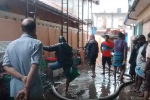 வெள்ளத்தில் மிதந்த பருத்தித்துறை மரக்கறி சந்தை ; தவிசாளருடன் முறுகல் | Pedro S Vegetable Market Flooded வெள்ளத்தில் மிதந்த பருத்தித்துறை மரக்கறி சந்தை ; தவிசாளருடன் முறுகல் | Pedro S Vegetable Market Flooded