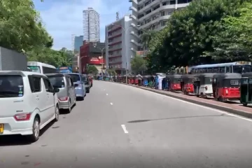 கொழும்பில் எரிபொருள் பெறுவதற்காக தொடர்ந்தும் நீண்ட வரிசைகளில் மக்கள்