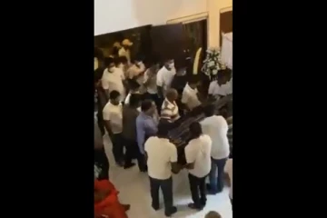 රටම හඬවමින් මහේෂ් දුක්ගන්නාරාළ ඇදුරුතුමන් අවසන් ගමන් යන හැටි...සංවේදී වීඩියෝ සහිතයි..(VIDEO)