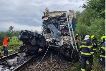 இரு ரயில்கள் ஒன்றுடன் ஒன்று மோதி விபத்து; செக் குடியரசில் சம்பவம்