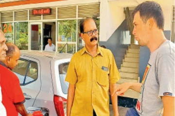 விமான நிலையம் செல்ல முடியாமல் சிக்கி தவித்த வெளிநாட்டு தம்பதி - எரிபொருள் நிலையத்தின் உரிமையாளர் செய்த காரியம்