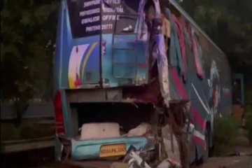 இரண்டு பேருந்துகள் ஒன்றுடன் ஒன்று மோதி விபத்து! மூவர் பலி.. இருவர் கவலைக்கிடம்