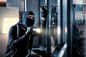 வீடுகளுக்குள் புகுந்து பொருட்களை கொள்ளையிட்டவர் கைது