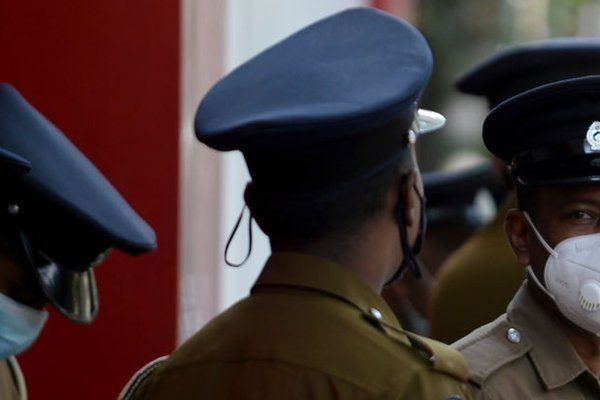 மனைவிமீது கைவைத்த பொலிஸ் கான்ஸ்டபிளின் பதவி பறிப்பு! | Constable Arrested For Assaulting His Wife