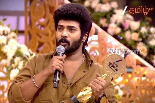 வெள்ளித்திரை நாயகியுடன் காதலா... விருது மேடையில் ஓபனாக கூறிய சீரியல் நடிகர் கார்த்திக் ராஜ் | Zee Kudumbam Viruthugal Karthik Raj Wins
