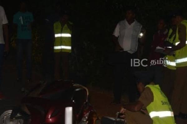 மோட்டார் சைக்கிள் மீது வான் மோதியதில் இருவர் உயிரிழப்பு இருவர் படுகாயம் - திருகோணமலையில் சம்பவம் | Trincomalee Accident 3 Injured