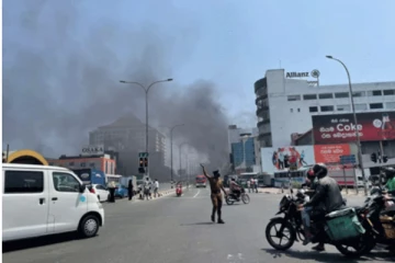 வீதியில் திடீரென தீப்பிடித்த கார்