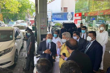 කවුරුත් පුදුම කරමින් ඉන්දීය ඇමති හදිසියේම ගොඩ වුනු තැන - හදිසියේම ට්විටර් පණිවිඩයකුත් නිකුත් කරයි..(PHOTOS)