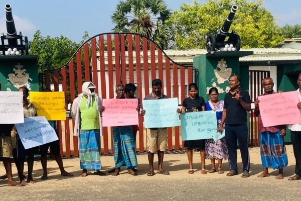 பொலீசார் மீது நம்பிக்கை இல்லை ; இராணுவ முகாமை அகற்ற வேண்டாம் ; யாழில் போராட்டம்! | Do Not Remove The Military Camp Struggle Jaffna