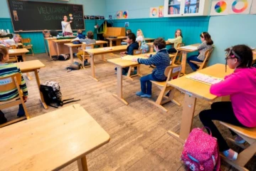 சுவிட்சர்லாந்தில் வகுப்பறையில் சாப்பிட்ட ஆசிரியருக்கு கொரோனா: தனிமைப்படுத்தப்பட்ட 22 குழந்தைகள்