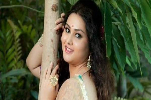 நான் அம்மாவாக போகிறேன்... ரசிகர்களுக்கு இன்ப அதிர்ச்சி கொடுத்த நடிகை நமீதா - தமிழ்நாடு