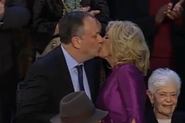 கமலா ஹாரிசின் கணவருக்கு லிப் கிஸ் கொடுத்த அதிபரின் மனைவி : சர்ச்சையினை கிளப்பும் புகைப்படம்