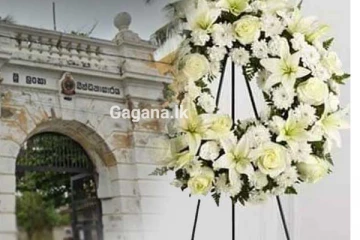 ඉහළ නිලධාරියෙකුගේ නිවසට මල් වඩමක්