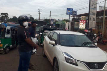 தனியார் பேருந்து, கார் சாரதிகள் வீதியை மறித்து முரண்பாடு: 30 நிமிடங்கள் பாதிப்படைந்த போக்குவரத்து