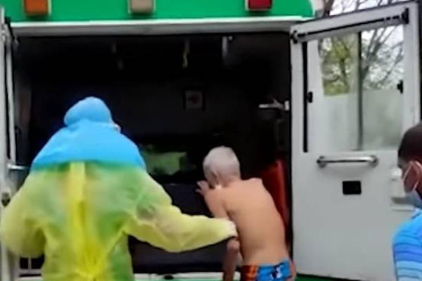 உடல்நிலை சரியில்லாத தந்தையை நடுவீதியில் தவிக்கவிட்டுச் சென்ற மகள்! | Daughter Left Father In The Middle Of The Street