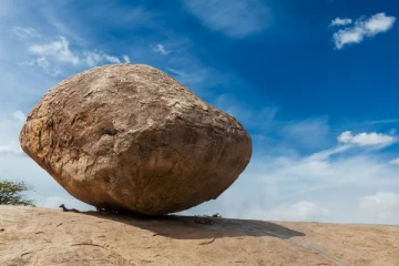 1,300 ஆண்டுகளாக அசைக்கவே முடியாமல் உள்ள பாறை - மர்ம பின்னணி என்ன?