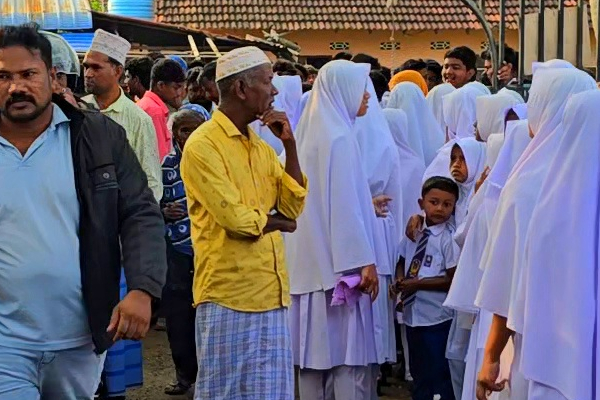 கிண்ணியா பாடசாலை அதிபரை இடமாற்றுமாறு கோரி பாரிய போராட்டம் | Protest Transfer Of The Kinniya School Principal