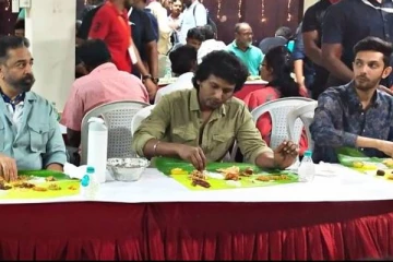 வாழையிலையில் ருசித்து சாப்பிடும் அனிருத், கமல்.....40 வகையான உணவுகளுடன் பிரம்மாண்ட விருந்து!