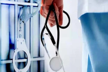 மகனின் பெயரில் சட்டவிரோத மருத்துவ நிலையம் நடத்திய தந்தை