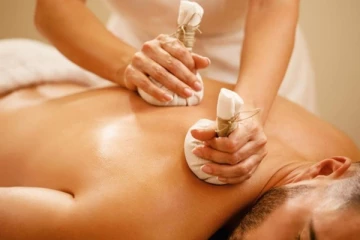 மசாஜ் நிலையமொன்றில் சிக்கிய ஆபத்தான பொருட்கள்!