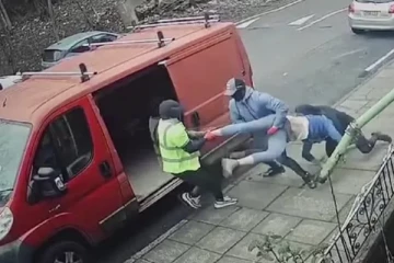 லண்டனில் தமிழர்கள் அதிகம் வாழும் பகுதியில் பட்டப்பகலில் கடத்திச்செல்லப்பட்ட இளைஞன் ; இடம்பெற்ற பரபரப்பு சம்பவம்!