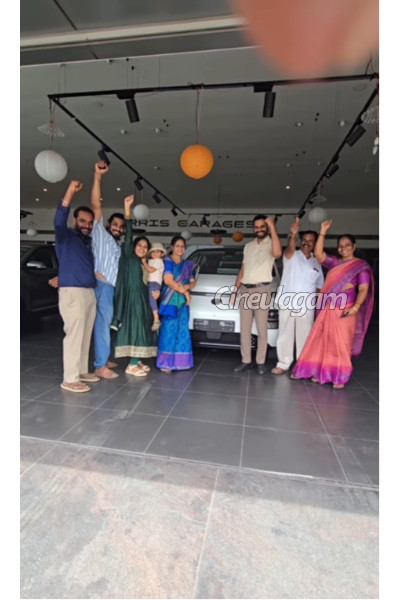 குடும்பத்துடன் சென்று புதிய கார் வாங்கியுள்ள பிரபல சீரியல் நடிகர் புவியரசு... வீடியோவுடன் இதோ | Serial Actor Puviarasu Buys New Car Video