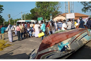 இன்றும் தொடரும்  போராட்டங்கள்! மாதகல் கடற்பரப்பில் ஒன்று சேர்ந்துள்ள கடற்றொழிலாளர்கள் (Photos)