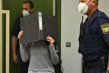 படுக்கையில் சிறுநீர் கழித்ததற்காக சிறுமியை நாய் போல கட்டிப்போட்டு சாகவிட்ட ஜேர்மன் பெண்ணுக்கு சிறை