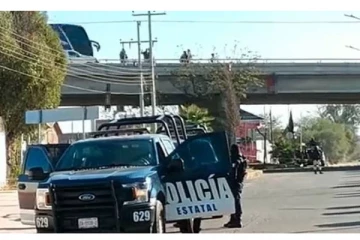 பாலத்தில் தொங்கவிடப்பட்ட மனித சடலங்கள்! மெக்ஸிக்கோவில் நடக்கும் பயங்கரம் (WARNING Video)