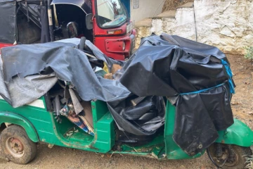 100 அடி பள்ளத்தில் கவிழ்ந்த முச்சக்கர வண்டி விபத்து ; நால்வர் காயம்