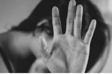 பாலியல் வன்கொடுமை செய்த இளைஞர்..சாலையில் இளம்பெண் செய்த துணிகர செயல்!