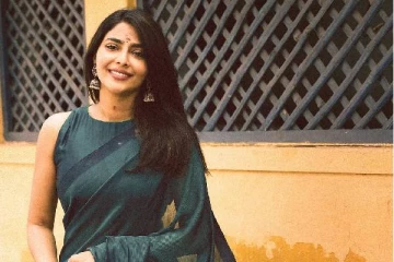 பொன்னியின் செல்வன் பட புகழ் ஐஸ்வர்யா லக்ஷ்மி சேலையில் அசத்தலான போட்டோஷூட் ஸ்டில்கள்