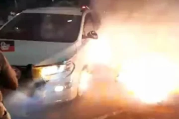 அமைச்சரின் காரில் பட்டாசை கொளுத்தி போட்ட நபர் : கோவில்பட்டியில் பரபரப்பு